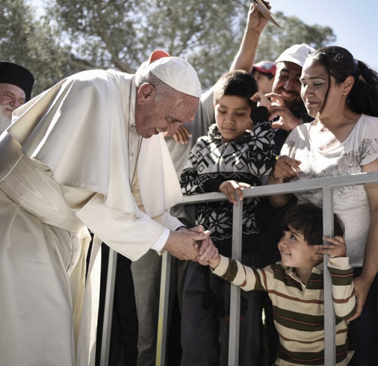 La voie privilégiée pour la paix ? (Selon le pape François + photos) 15076374-le-pape-et-les-refugies-un-acte-fort-face-a-la-resignation-coupable