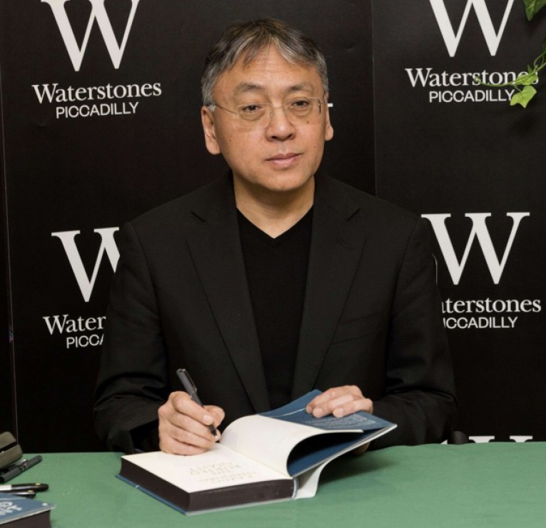 PLAISIR DE LIRE : livres anciens, livres nouveaux - Page 3 16256115-le-prix-nobel-de-litterature-2017-s-appelle-kazuo-ishiguro