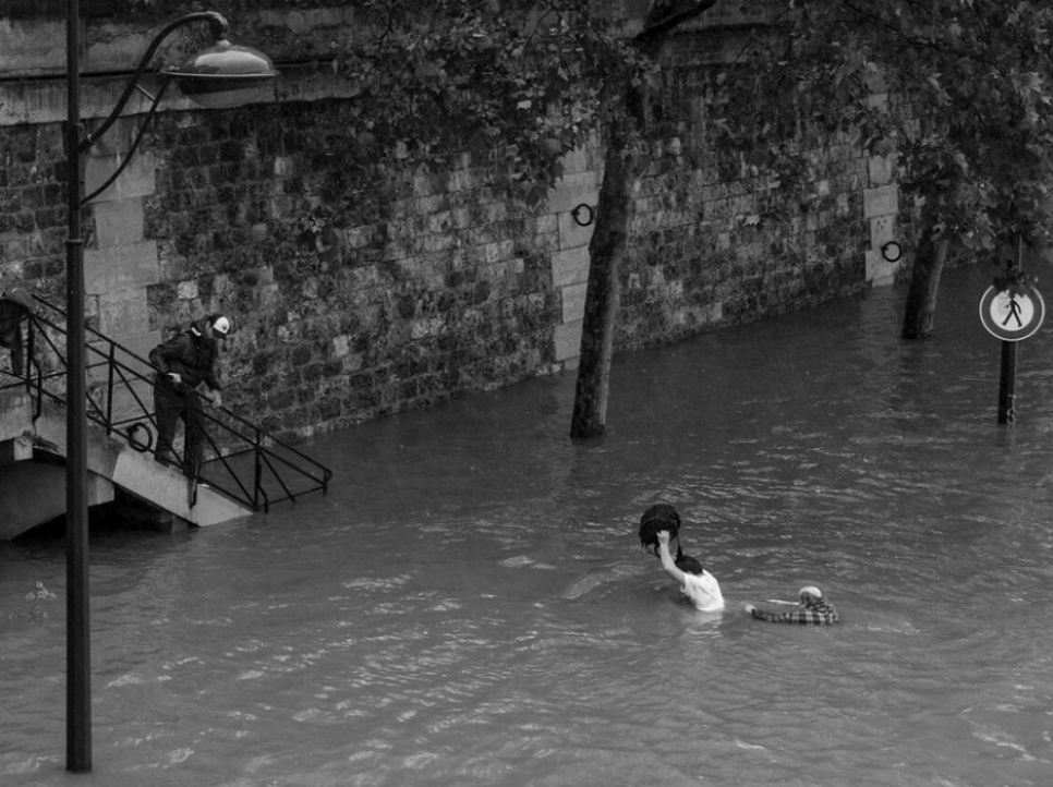  L'acte héroïque d'un jeune homme dans la Seine en crue (Photos) 15205851