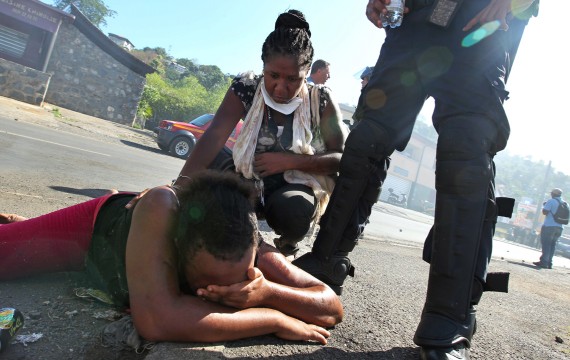 Mayotte : des blindés contre les pauvres / La Réunion victime d'un incendie 7871319026685