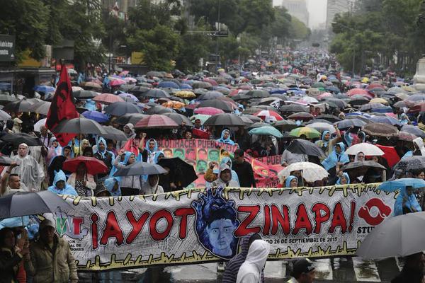 Ayotzinapa: El Día de la Indignación (Fotos y vídeos) 26marcha61