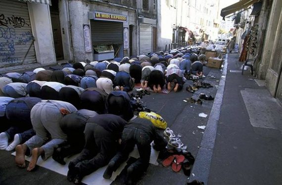 Les musulmans bientôt plus nombreux que les chrétiens. Importante-hausse-population-musulmane-Europe-2050-e1512065295983