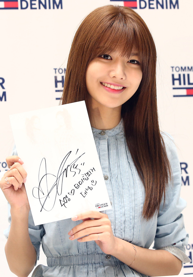 [PIC][14-04-2013]SooYoung và SeoHyun xuất hiện tại buổi fansign cho thương hiệu jean "Tommy Hilfiger" vào trưa nay 20130415000612_0