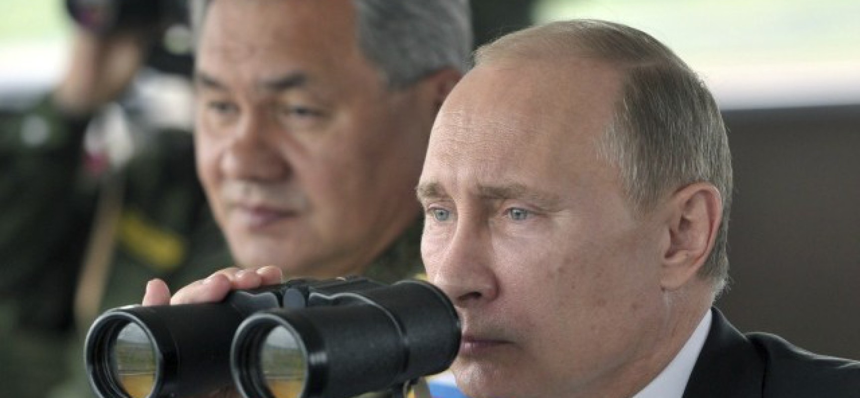 La Russie doit se défendre si elle est menacée  - Page 2 Putin-binoculars-AP-1728x800_c