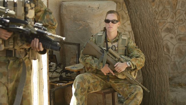  البندقية الهجومية Fn F2000  290648-female-soldier