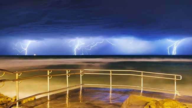 Extreme weather creates havoc in Perth, Australia 960420-pn-storm-bramwell