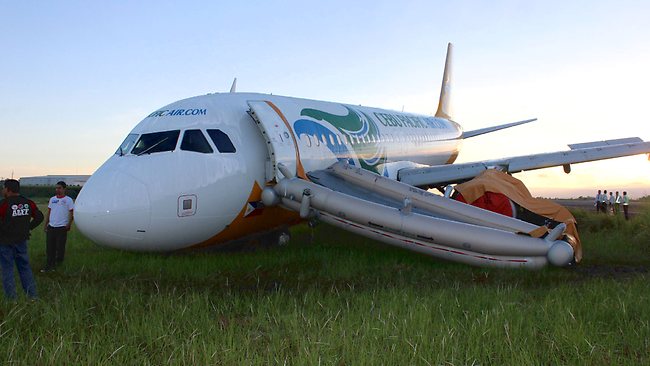 [Internacional] Avião com 165 pessoas a bordo se acidenta durante a aterrissagem nas Filipinas  994444-cebu-pacific