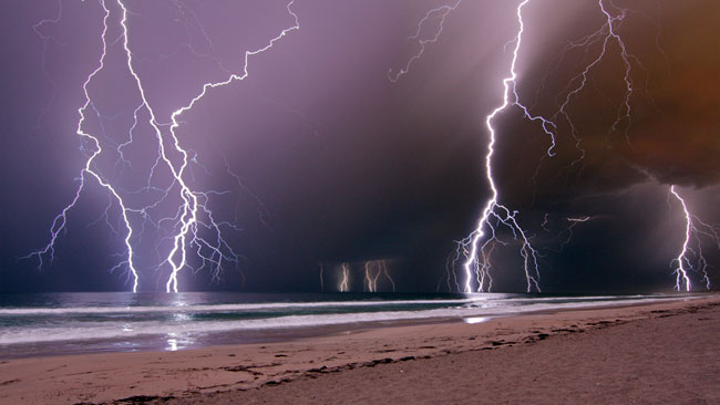 Giant freak lightning storms rumble across Western Australia Storm strikes coast: people, houses hit by lightning 172613-pn-weather-storm