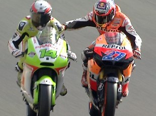 Moto GP- Saison 2011 - 583750-stoner-punches-de-puniet