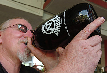 ¿ANALizarias tu Prostata? 345819-toasting-the-iconic-darwin-stubby