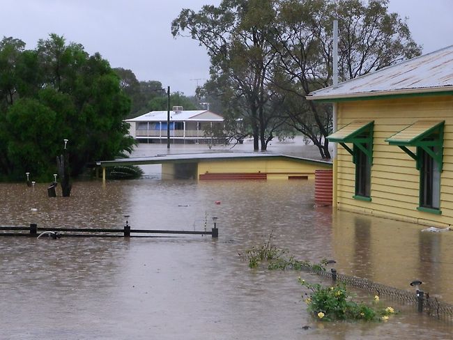 فيضانات استراليا صور  204127-flood-mundy-houses