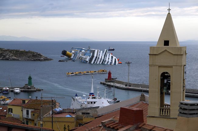 Condenan a 16 años al "capitán cobarde" 460635-costa-concordia-disaster