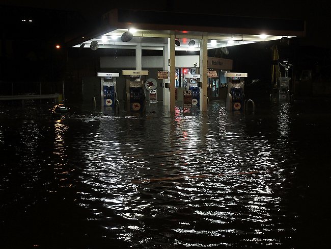إعصار ساندي متابعة بالصور والفيديوهات : تغطية مستمرة تابعونا 614071-manhatten-under-water