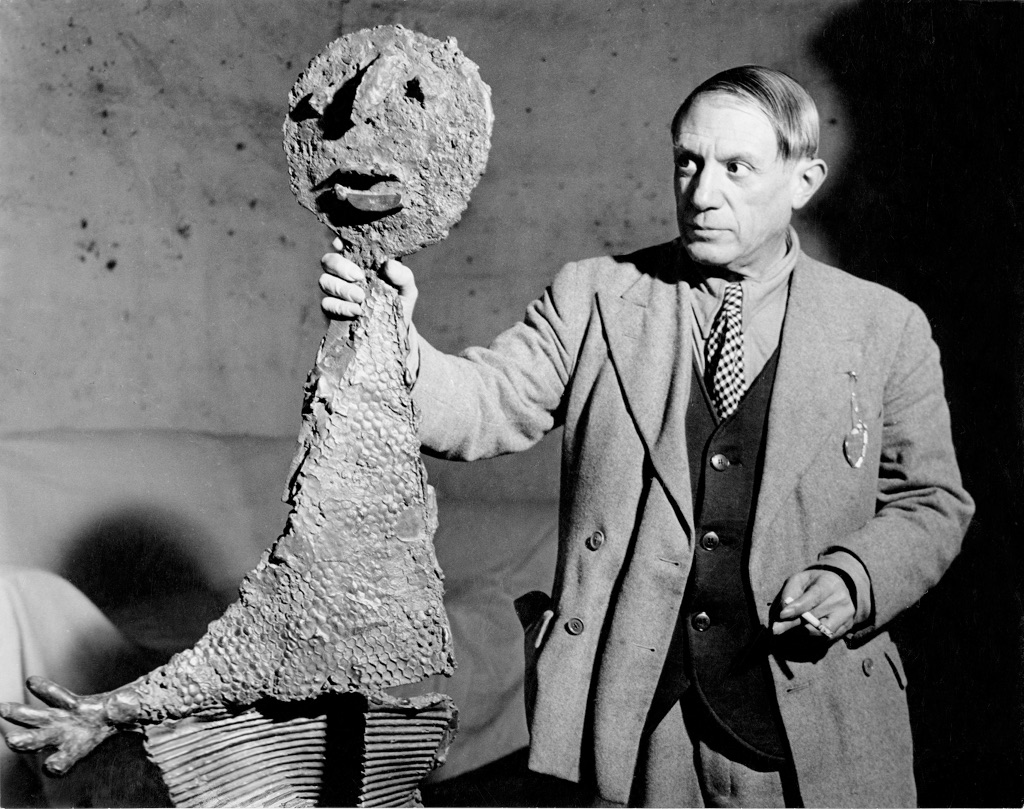 Sculptura (pe nedrept neonorata separat )  Brassa%C3%AF-Picasso-rue-des-Grands-Augustins-1939-1940-copyright-Estate-Brassa%C3%AF