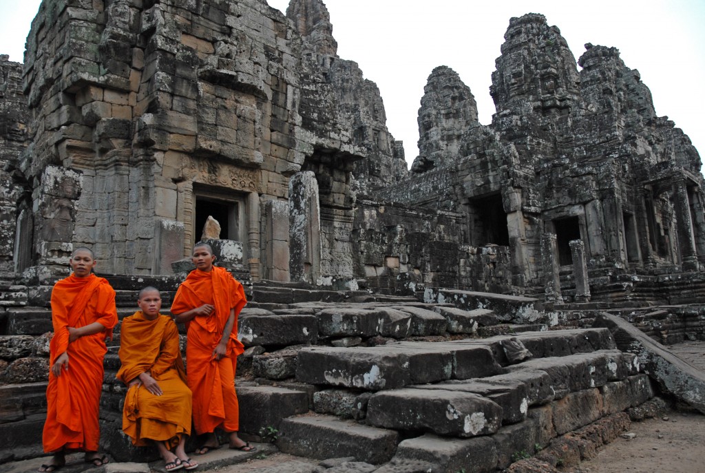 Book 4 "After All these Years" Monjes-budistas-en-los-templos-de-Angkor-1024x687