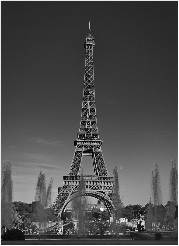 Eiffel Tower b&w IMGP5808