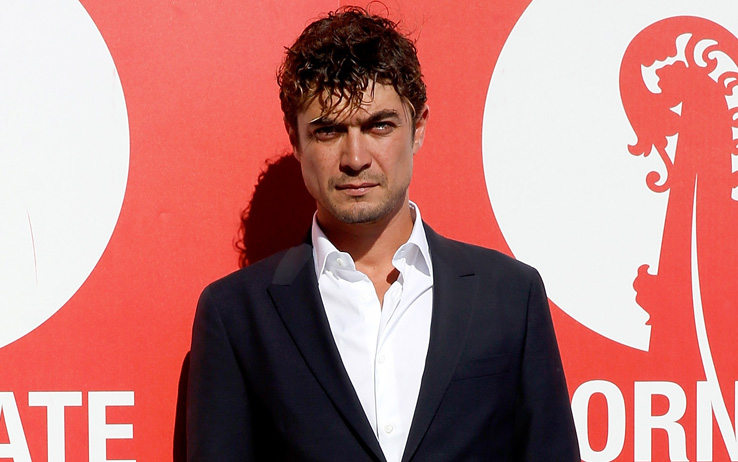 O Ruir do Velho Mundo - Uma Cidade de Sombras - Página 7 Riccardo-scamarcio-venezia-2015