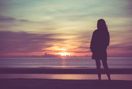 ===Mirando el horizonte=== Mujer-mirando-el-horizonte