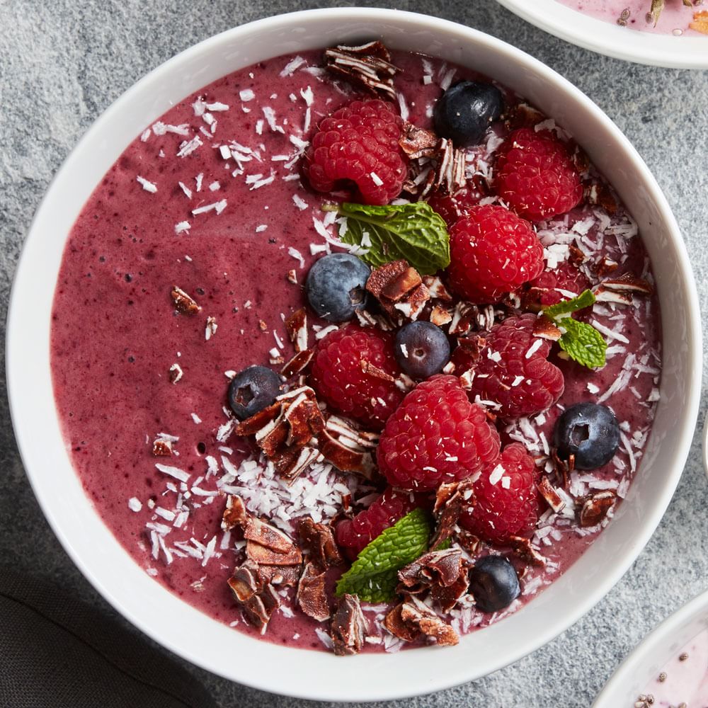 Acai Bowl with Berries and Coconut Img6l