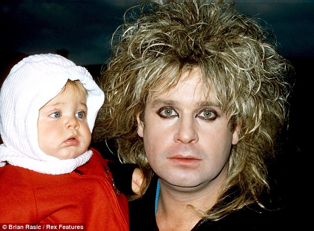 Músicos con mala imagen.   Ozzy-Osbourne-and-baby-in-the-80s