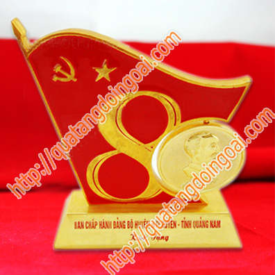 cúp biểu trưng để bàn,làm bán biểu trưng đồng mạ vàng,kỷ niệm chương đồng in khắc logo 201308193929_1
