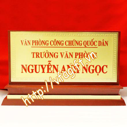 Nhận làm biển chức danh đẹp, giá rẻ,sản xuất biển cán bộ,biển gỗ đồng ,biển mêca 201308152857_1