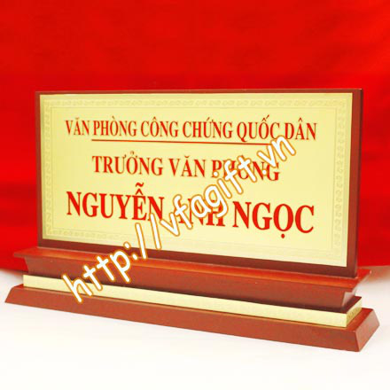 Nhận làm biển chức danh đẹp, giá rẻ,sản xuất biển cán bộ,biển gỗ đồng ,biển mêca 201308152913_2