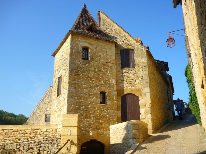 Châteaux - château des Milandes + autres.... MAISON-ANCIENNE-DE-BEYNAC-EN-MONTANT-AU-CHATEAU