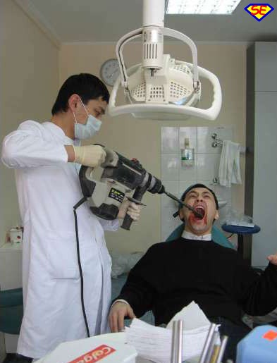 ...se becco quello che ha inventato il dente del giuduzzio!!! Dentista_con_trapano