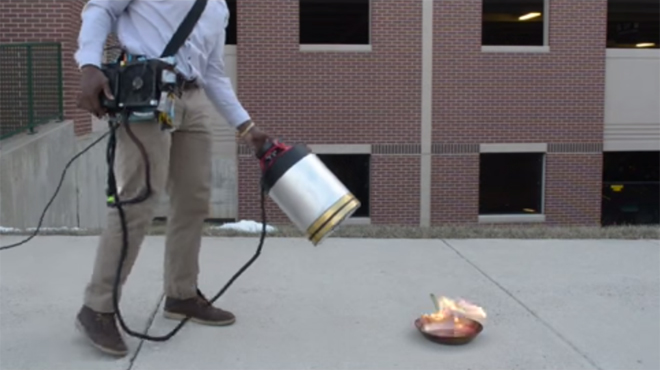 Deux étudiants inventent une machine capable d'éteindre des flammes avec... du son! 558528