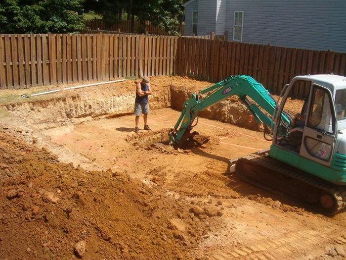 أب وابنه يصنعان مسبح في حديقة المنزل -  Hand-Made Pool In The Yard (38 pics) Bassein-0011