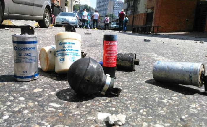 SOS - Dictadura de Nicolas Maduro - Página 6 Bombas-lacrimogenas-Caracas-sab8Abr