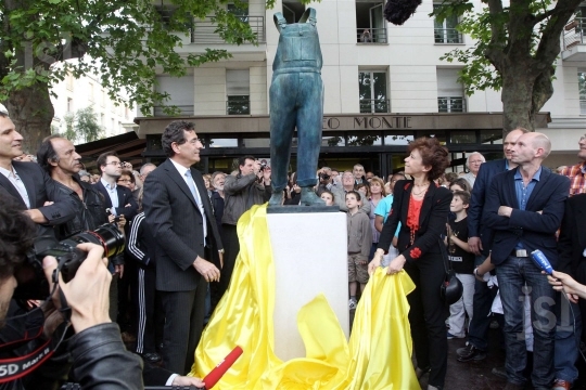 Discussion sur l' Etoile de TF1 du 1er juin 2014 - Page 7 Une-statue-representant-la-salopette-de-coluche-a-ete-inauguree-a-montrouge