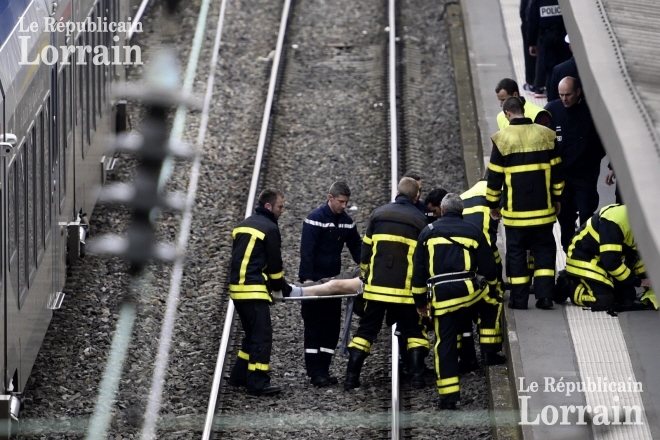  Nancy : l'octogénaire saute du train qui démarre  Les-sapeurs-pompiers-ont-porte-secours-a-l-octogenaire-coince-entre-deux-essieux-photo-alexandre-marchi-er-hdt-region