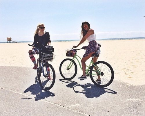 Chicas montando en bici 38b7983e405a350ec7b65d4afe76c2d6