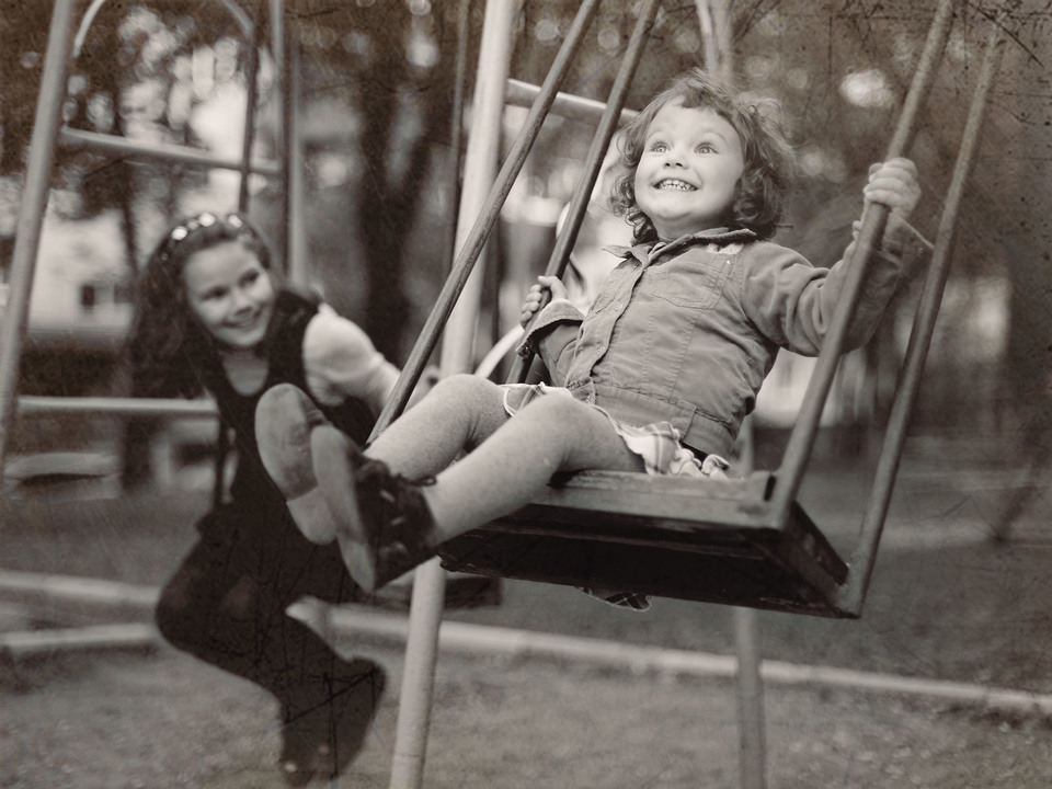 Ancianos y niños en blanco y negro 1