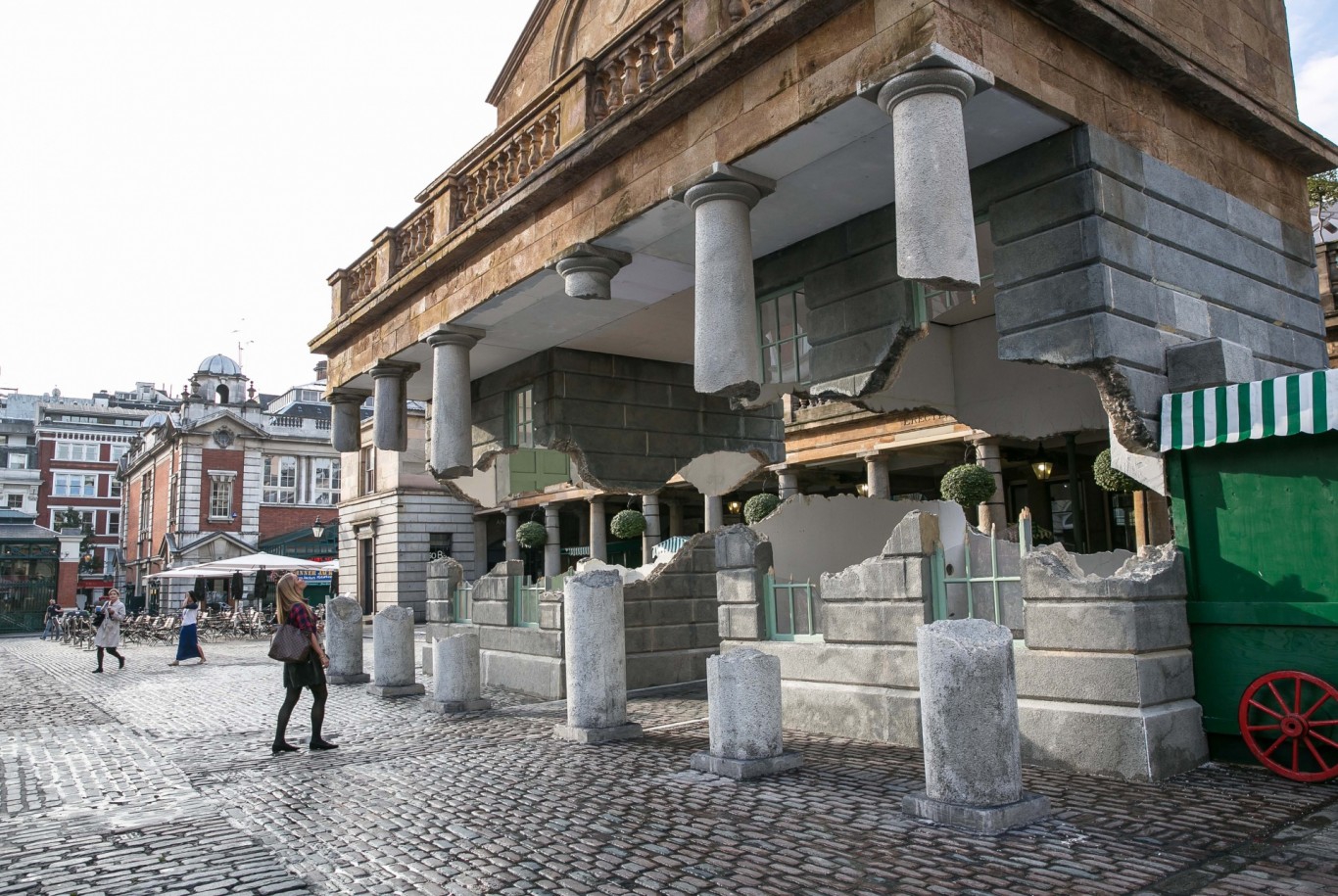 Alex Chinneck hace flotar un edificio 498d3e31853532371209cbfb542bc3a2