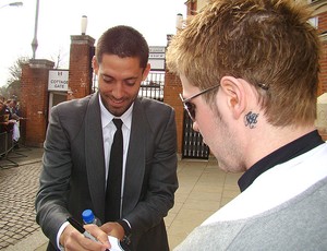 Ídolo do time (Fulham) ouvia 'Billie Jean' antes do jogo Dempsey_gcom62