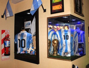 Bar temático em Buenos Aires é um verdadeiro museu do futebol mundial Bar_messi_maradona_leve
