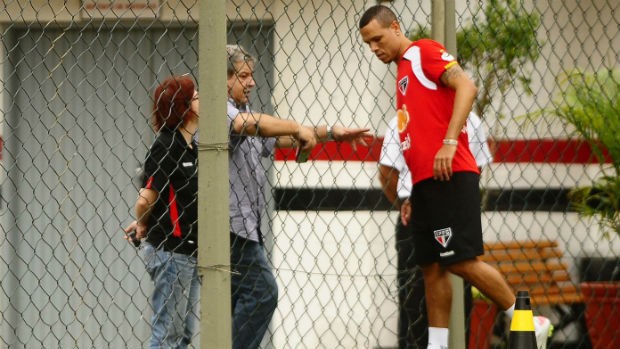 Luis Fabiano treina no gramado e inicia a última etapa antes da reestreia Lf2.jpg