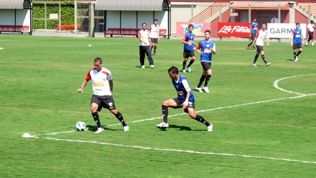 Luis Fabiano treina, faz gol, mas chance de jogar clássico é pequena Img_3178