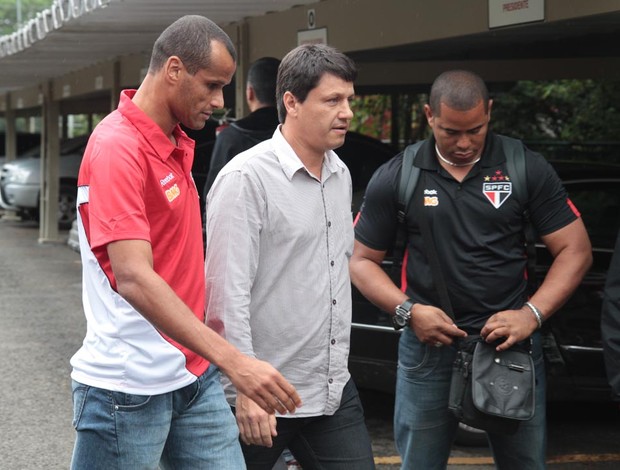 Protegido no desembarque, Adilson vai ao CT da Barra Funda se despedir Adilson_e_rivaldo