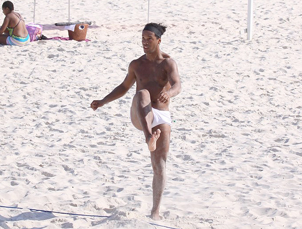  بالصور: رونالدينهو يظهر "زائد الوزن" على شواطئ البرازيل  Ronaldinhogaucho1_agnews62