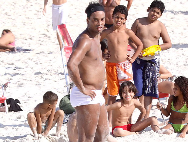  بالصور: رونالدينهو يظهر "زائد الوزن" على شواطئ البرازيل  Ronaldinhogaucho_agnews62