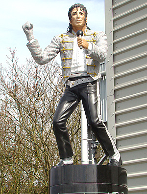 Homenagem a Michael Jackson causa polêmica em time da Inglaterra Fulhammichaeljackson2_gcom300