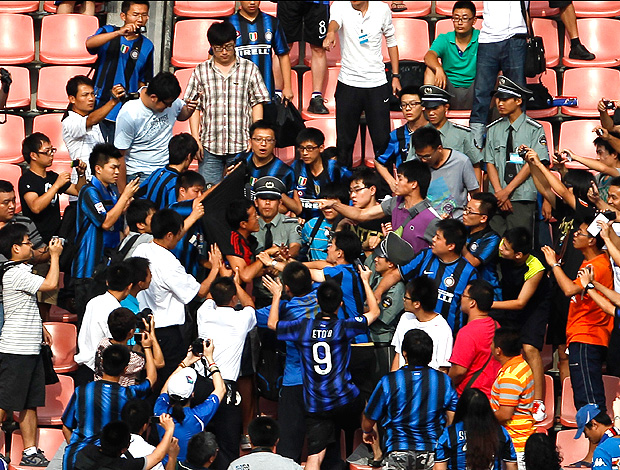 A Chinese Milan fan got abused and beaten by Chinese Inter fans Torcedormilan_torcidainternazionale_ap