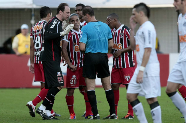 São-paulinos exaltam espírito de luta do time com um jogador a menos Sprogerioceni_carlinhos