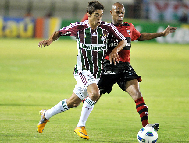 COM TRÊS GOLS EM OITO MINUTOS, FLU VIRA A PARTIDA E DOMA O DRAGÃO Lanzini_pho