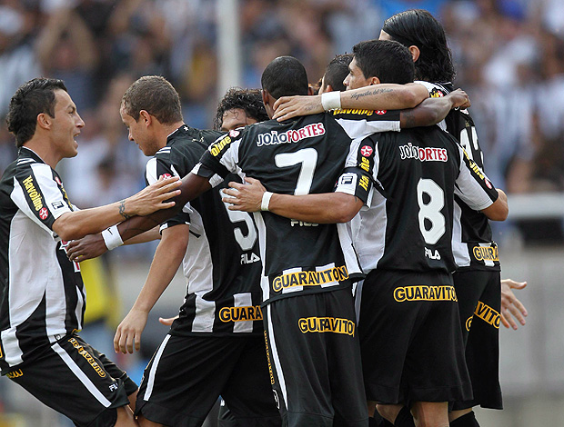 VELOZ E FURIOSO: BOTAFOGO GOLEIA O CEARÁ E INCENDEIA O ENGENHÃO LOTADO Herrera-glo