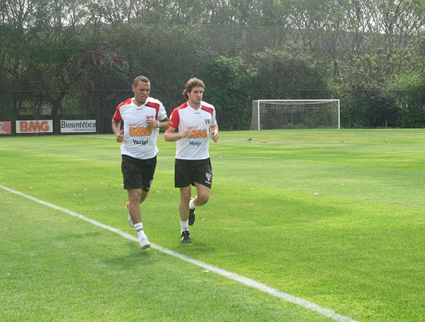 Após treino fechado, Luis Fabiano e Bruno Uvini correm no gramado Luisfabiano_brunouvini_diegoribeiro